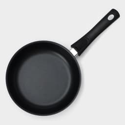 Сковорода KUKMARA «Традиция», d=22 см, стеклянная крышка, съёмная ручка, антипригарное покрытие, алюминий, чёрный