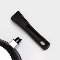 Сковорода KUKMARA «Традиция», d=24 см, h=6 см, стеклянная крышка, съёмная ручка, антипригарное покрытие, литой алюминий, чёрная