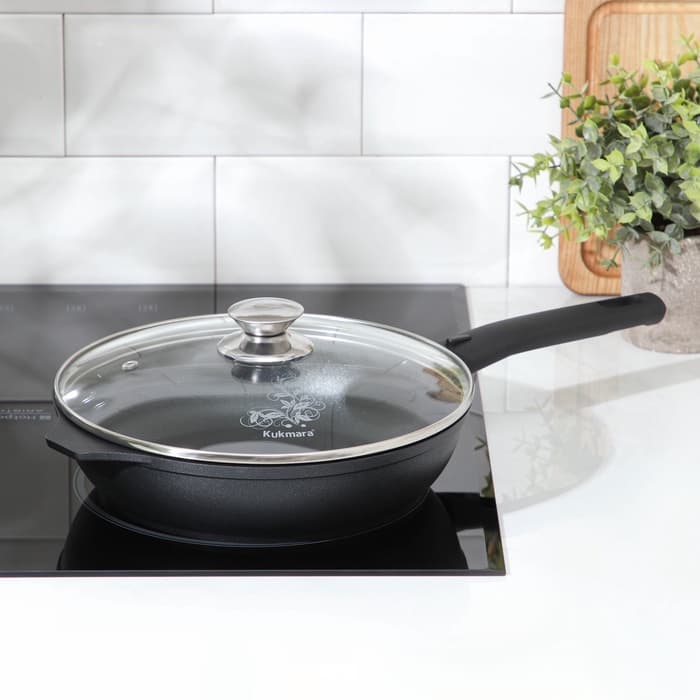 Сковорода KUKMARA «Традиция», d=24 см, h=6 см, стеклянная крышка, съёмная ручка, антипригарное покрытие, литой алюминий, чёрная