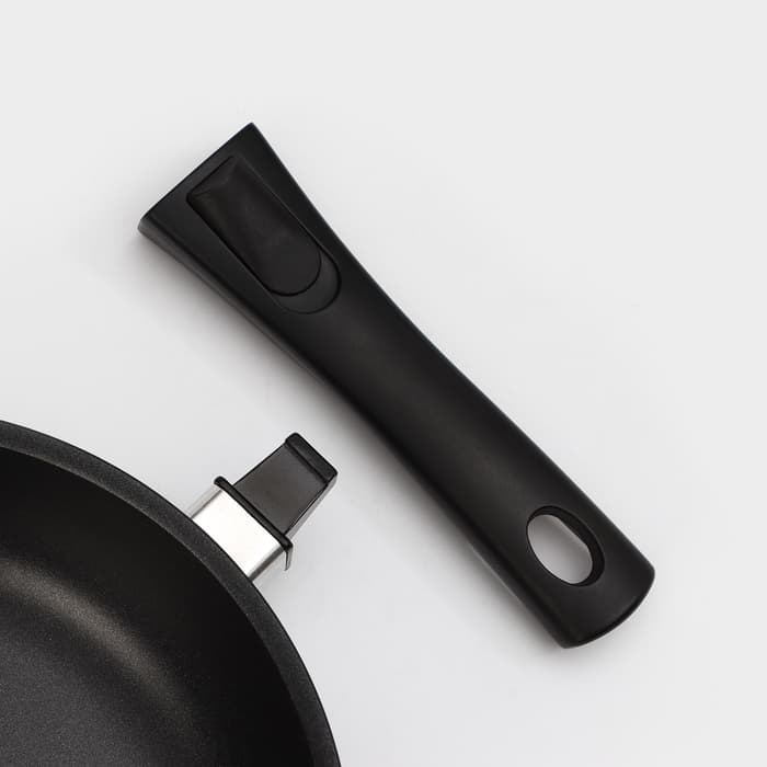 Сковорода KUKMARA «Традиция», d=24 см, h=6 см, съёмная ручка, антипригарное покрытие, литой алюминий, чёрная