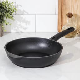 Сковорода KUKMARA «Традиция», d=24 см, h=6 см, съёмная ручка, антипригарное покрытие, литой алюминий, чёрная