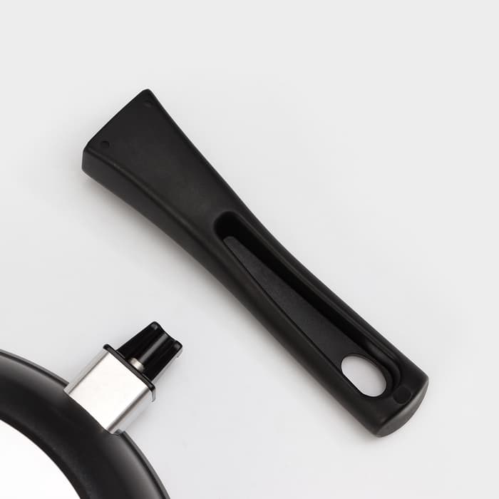 Сковорода KUKMARA «Традиция», d=24 см, h=6 см, съёмная ручка, антипригарное покрытие, литой алюминий, чёрная