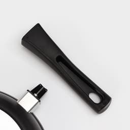 Сковорода KUKMARA «Традиция», d=24 см, h=6 см, съёмная ручка, антипригарное покрытие, литой алюминий, чёрная