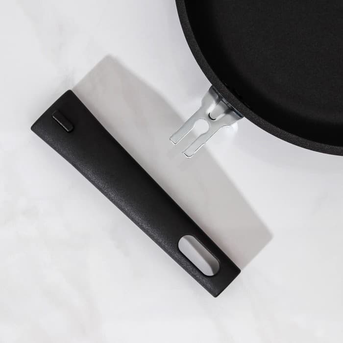 Сковорода KUKMARA «Традиция», d=24 см, h=6 см, съёмная ручка, антипригарное покрытие, литой алюминий, чёрная