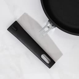 Сковорода KUKMARA «Традиция», d=24 см, h=6 см, съёмная ручка, антипригарное покрытие, литой алюминий, чёрная