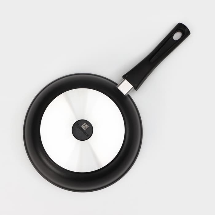 Сковорода KUKMARA «Традиция», d=24 см, h=6 см, съёмная ручка, антипригарное покрытие, литой алюминий, чёрная