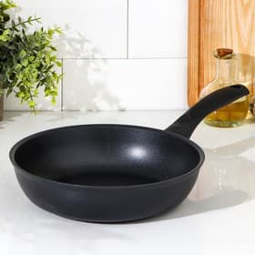 Сковорода KUKMARA «Традиция», d=24 см, пластиковая ручка, антипригарное покрытие, литой алюминий, чёрная