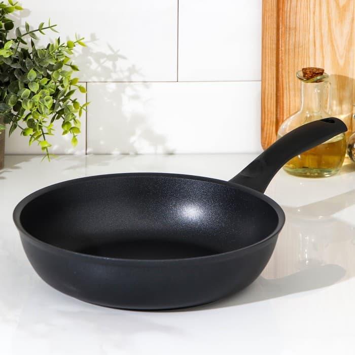 Сковорода KUKMARA «Традиция», d=24 см, пластиковая ручка, антипригарное покрытие, литой алюминий, чёрная