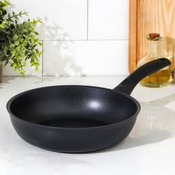 Сковорода KUKMARA «Традиция», d=24 см, пластиковая ручка, антипригарное покрытие, литой алюминий, чёрная