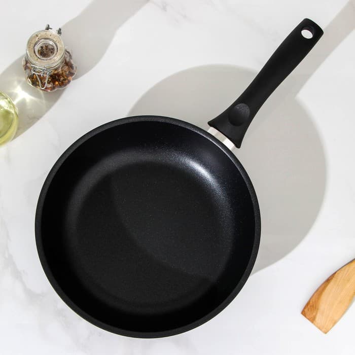 Сковорода KUKMARA «Традиция», d=24 см, пластиковая ручка, антипригарное покрытие, литой алюминий, чёрная