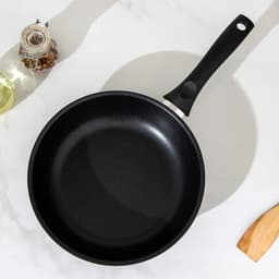 Сковорода KUKMARA «Традиция», d=24 см, пластиковая ручка, антипригарное покрытие, литой алюминий, чёрная