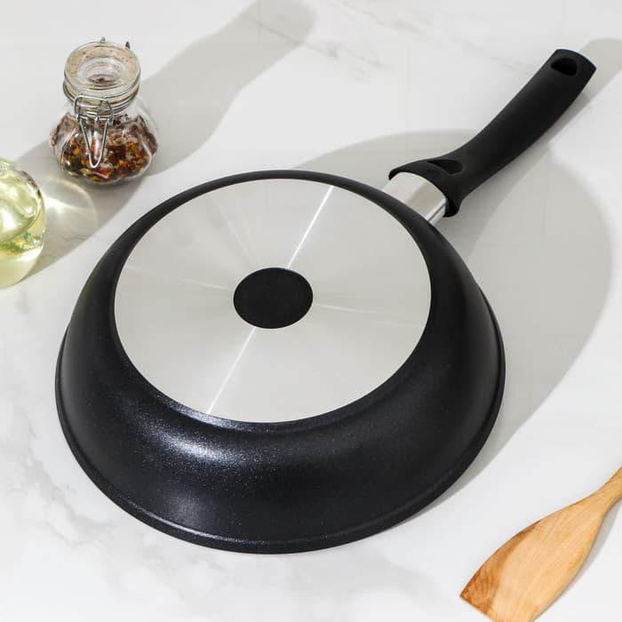 Сковорода KUKMARA «Традиция», d=24 см, пластиковая ручка, антипригарное покрытие, литой алюминий, чёрная