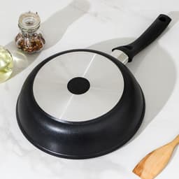 Сковорода KUKMARA «Традиция», d=24 см, пластиковая ручка, антипригарное покрытие, литой алюминий, чёрная