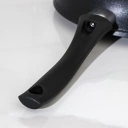 Сковорода KUKMARA «Традиция», d=24 см, пластиковая ручка, антипригарное покрытие, литой алюминий, чёрная