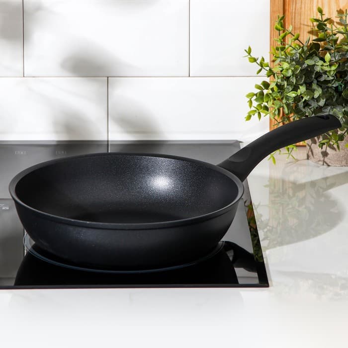 Сковорода KUKMARA «Традиция», d=24 см, пластиковая ручка, антипригарное покрытие, литой алюминий, чёрная