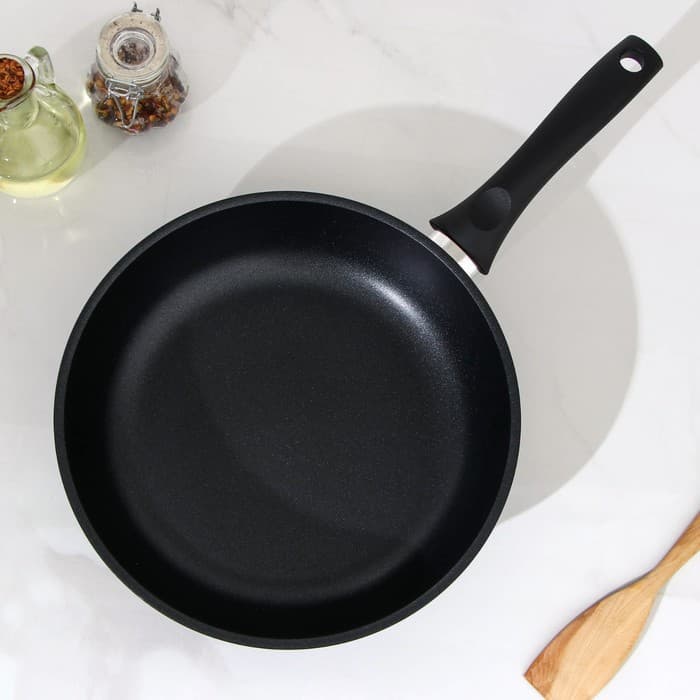 Сковорода KUKMARA «Традиция», d=26 см, h=6 см, пластиковая ручка, антипригарное покрытие, литой алюминий, чёрная