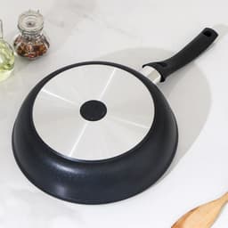 Сковорода KUKMARA «Традиция», d=26 см, h=6 см, пластиковая ручка, антипригарное покрытие, литой алюминий, чёрная