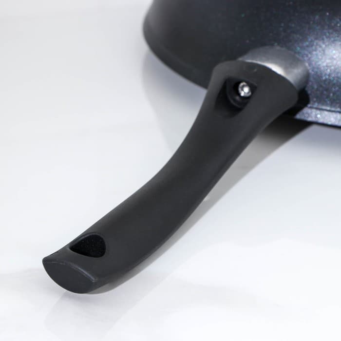 Сковорода KUKMARA «Традиция», d=26 см, h=6 см, пластиковая ручка, антипригарное покрытие, литой алюминий, чёрная