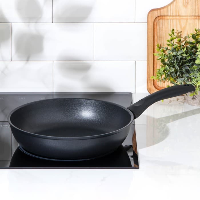 Сковорода KUKMARA «Традиция», d=26 см, h=6 см, пластиковая ручка, антипригарное покрытие, литой алюминий, чёрная