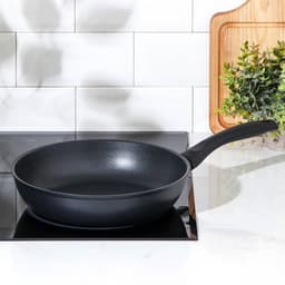 Сковорода KUKMARA «Традиция», d=26 см, h=6 см, пластиковая ручка, антипригарное покрытие, литой алюминий, чёрная