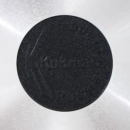 Сковорода KUKMARA «Традиция», d=26 см, h=6 см, пластиковая ручка, антипригарное покрытие, литой алюминий, чёрная