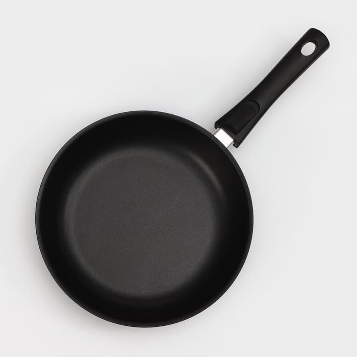 Сковорода KUKMARA «Традиция», d=26 см, h=6 см, съёмная ручка, антипригарное покрытие, литой алюминий, чёрная