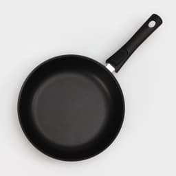 Сковорода KUKMARA «Традиция», d=26 см, h=6 см, съёмная ручка, антипригарное покрытие, литой алюминий, чёрная