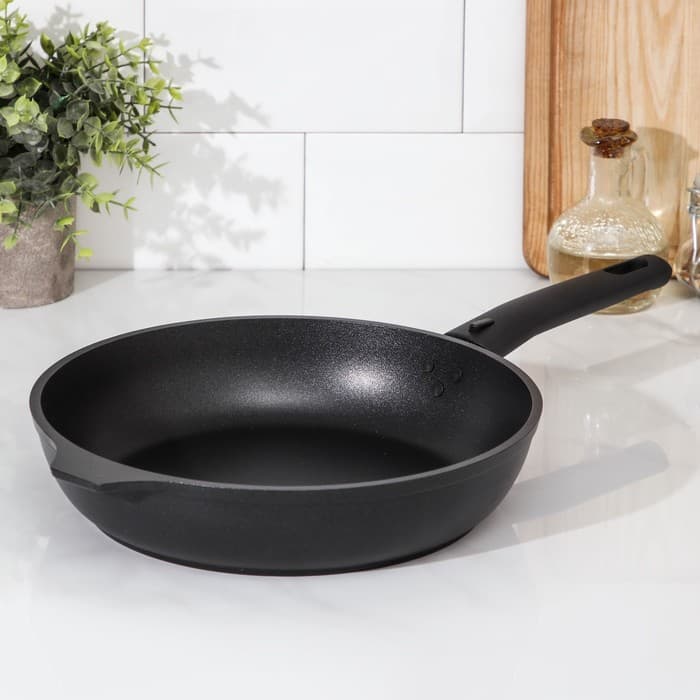 Сковорода KUKMARA «Традиция», d=26 см, h=6 см, съёмная ручка, антипригарное покрытие, литой алюминий, чёрная