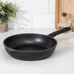 Сковорода KUKMARA «Традиция», d=26 см, h=6 см, съёмная ручка, антипригарное покрытие, литой алюминий, чёрная