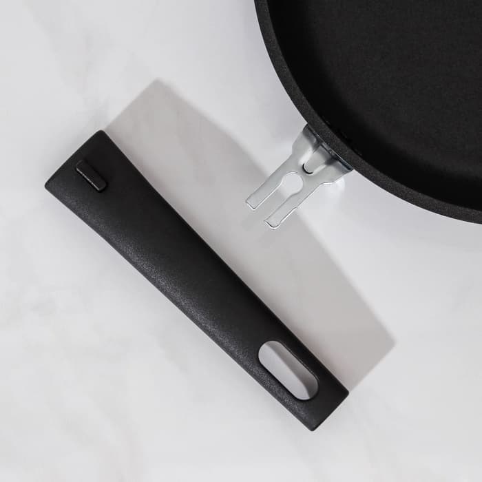 Сковорода KUKMARA «Традиция», d=26 см, h=6 см, съёмная ручка, антипригарное покрытие, литой алюминий, чёрная