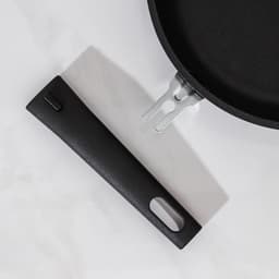 Сковорода KUKMARA «Традиция», d=26 см, h=6 см, съёмная ручка, антипригарное покрытие, литой алюминий, чёрная