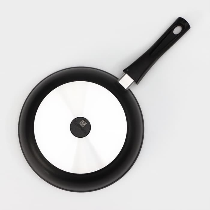 Сковорода KUKMARA «Традиция», d=26 см, h=6 см, съёмная ручка, антипригарное покрытие, литой алюминий, чёрная