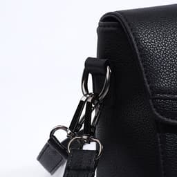 Сумка женская мессенджер на магните, 24×10×15 см, чёрная