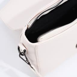 Сумка женская мессенджер на магните, 24×10×15 см, белая