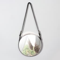 Зеркало настенное круглое «Антураж» d зеркальной поверхности 28 см, с ремешком из искусственной кожи, МИКС