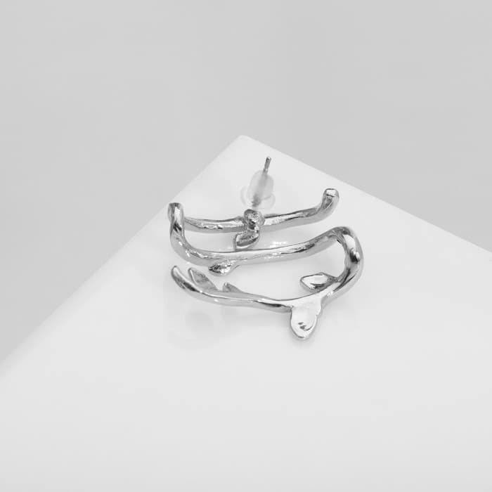 Серьга кафф «Ветка с листьями», цвет серебро