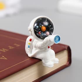 Фигурка для флорариума полистоун «Космонавт с подзорной трубой», 3.3×4.1 см
