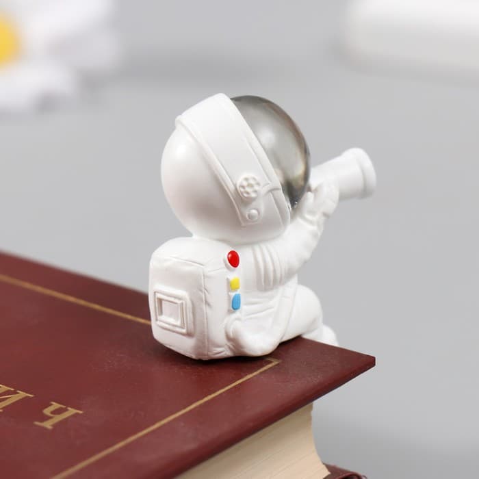 Фигурка для флорариума полистоун «Космонавт с подзорной трубой», 3.3×4.1 см