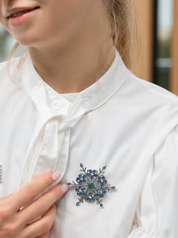 Брошь новогодняя «Снежинка», синяя в серебре