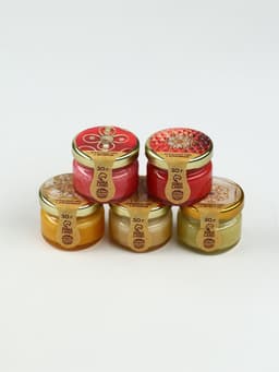 Подарочный набор новогодний «С новым годом»: чай чёрный (50 г), крем-мед (5 шт.×30 г)