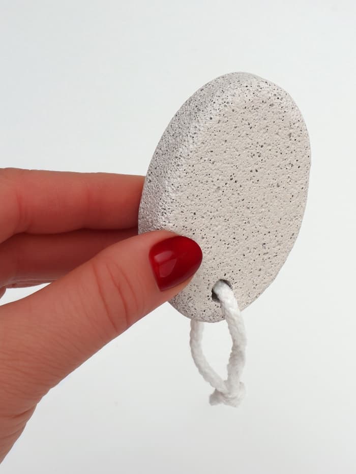 Пемза для педикюра, с подвесом, 7.2×5 см, в коробке, белая