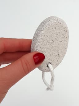 Пемза для педикюра, с подвесом, 7.2×5 см, в коробке, белая