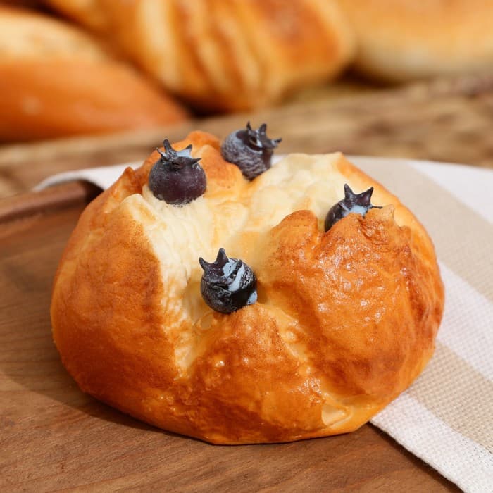 Муляж «Булочка с ягодами», 9×8×5 см