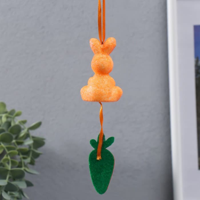 Подвесное украшение пасхальное «Кролик в блестках с морковкой», 4×3.5×13.5 см