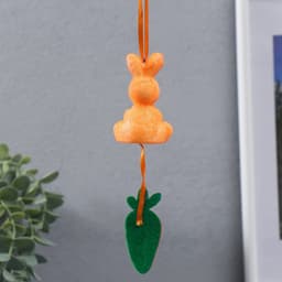 Подвесное украшение пасхальное «Кролик в блестках с морковкой», 4×3.5×13.5 см