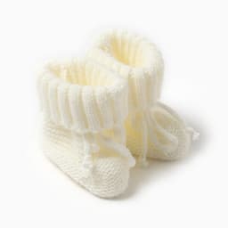 Набор для выписки «Крошка Я» (одеяло-конверт, бант, комбинезон, пинетки, шапочка), цвет молочный