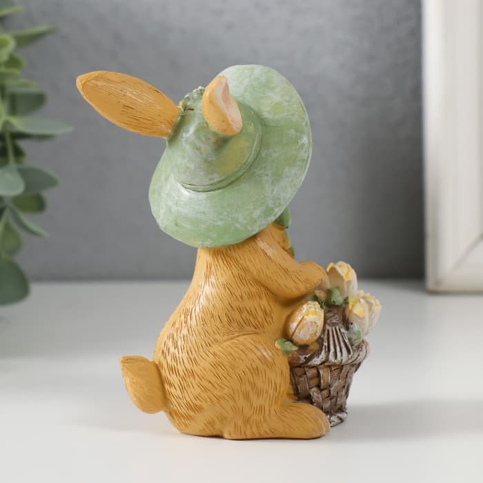 Фигурка полистоун «Зайка в шляпке с корзинкой тюльпанов», 8×5.5×10.5 см