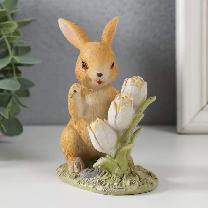 Фигурка полистоун «Зайчик на полянке с тюльпанами», 9.5×6×11 см