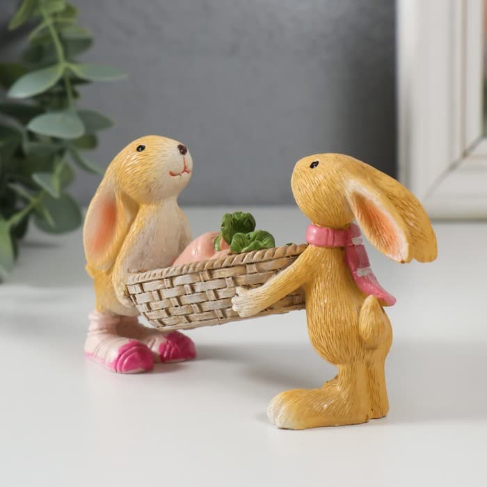Фигурка полистоун «Зайчата несут корзину моркови», 13×5×7.5 см
