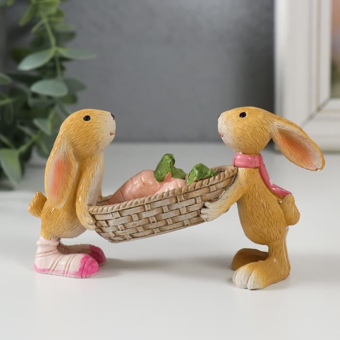 Фигурка полистоун «Зайчата несут корзину моркови», 13×5×7.5 см